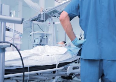 Erkek Doktor hastaya bakıyor