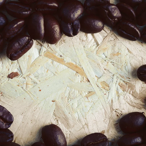 Koffiebonen op een houten ondergrond — Stockfoto