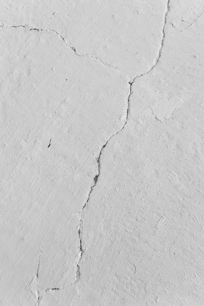 Diepe spleet in de witte muur — Stockfoto