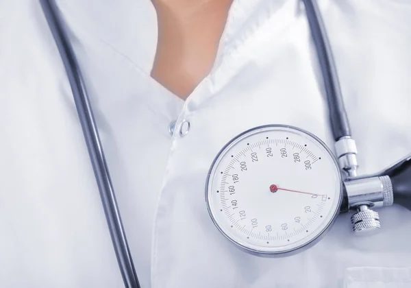 Tonometer zur Messung des Blutdrucks auf der Brust eines Patienten — Stockfoto