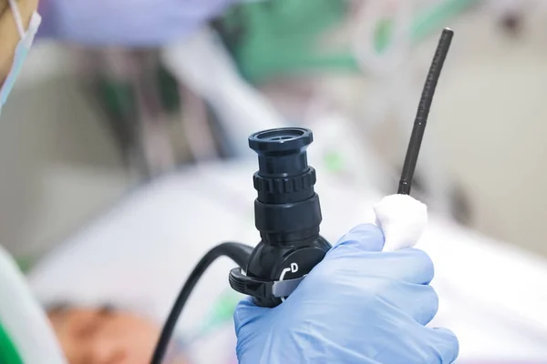 Endoscópio nas mãos de um endoscopista. Preparação para o trabalho — Fotografia de Stock