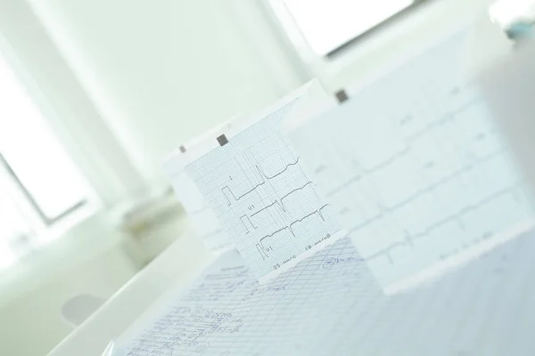 Medische dossiers en Ecg-tape — Stockfoto