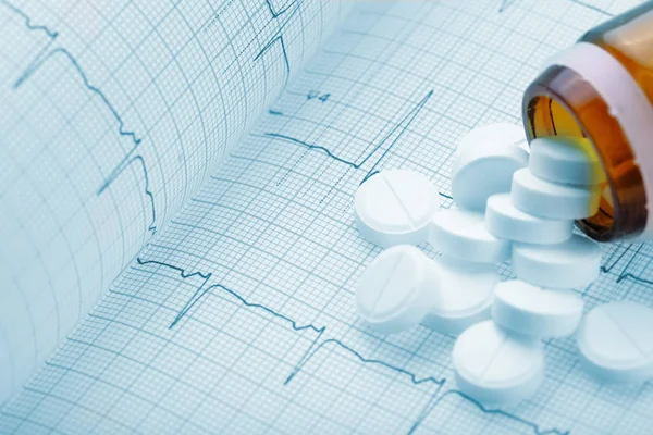 Medical pills on the background of a cardiogram — Stock Photo, Image