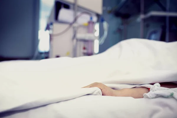 Paciente confinado à cama no quarto do hospital — Fotografia de Stock