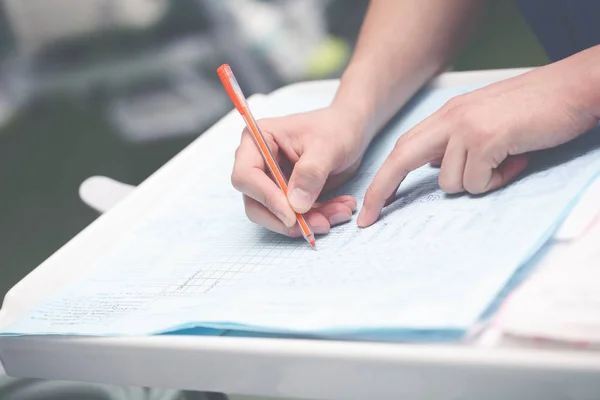 Médecin rédigeant un rapport médical au bureau — Photo