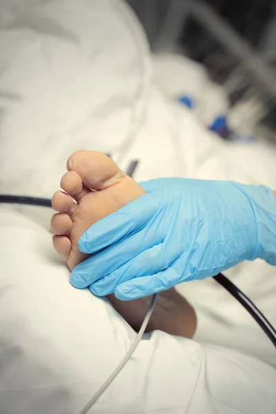 Médico examinando los pies del paciente en la sala del hospital — Foto de Stock