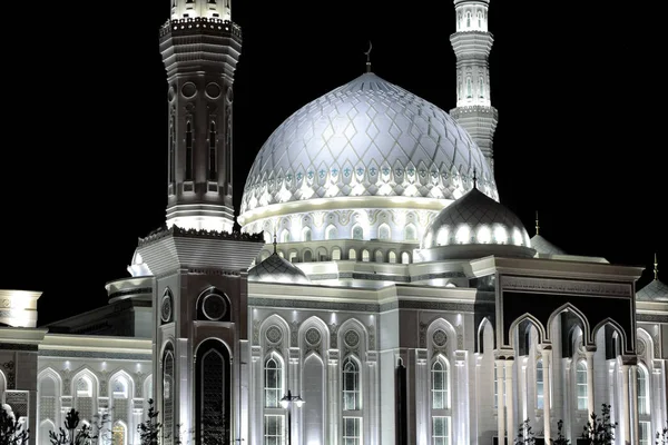 Scène urbaine nocturne avec mosquée illuminée — Photo