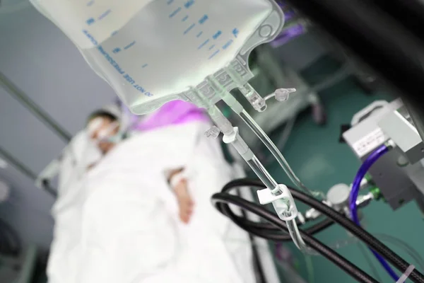 Paciente en coma bajo goteo intravenoso en Urgencias —  Fotos de Stock