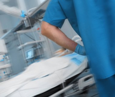 Ağır hasta hakkında düşünme erkek doktor