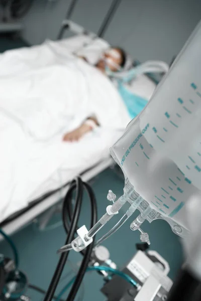 Patient treatment in the intensive care unit — Stock Photo, Image