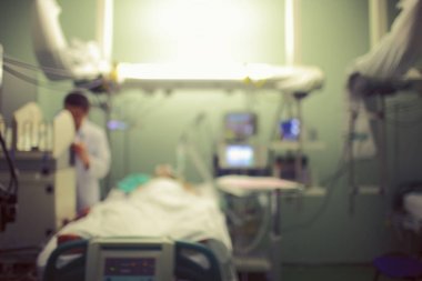 Yoğun bakım odaklanmamış arka plan doktor ve hasta ile