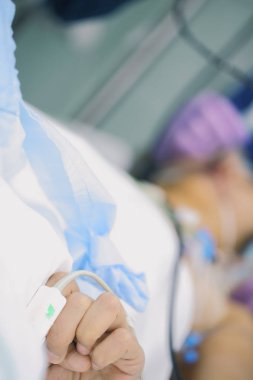 Hasta ağrı elinden işlem sırasında sıkar.