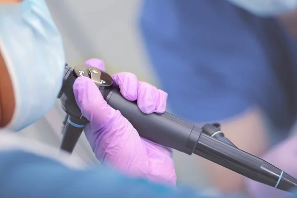 Endoscopio en la mano del médico durante el procedimiento médico . — Foto de Stock