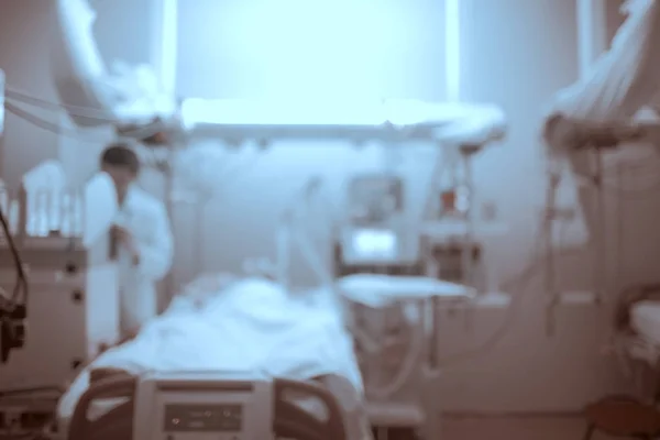 Krankenhausstation mit arbeitendem Arzt, unfokussierter Hintergrund — Stockfoto