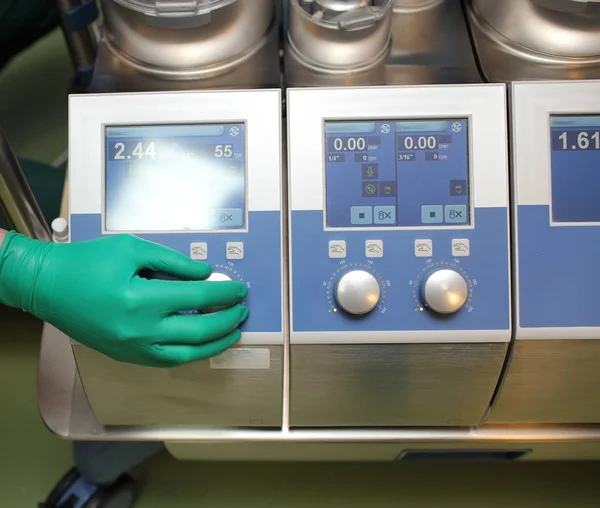 Steuerung der Herz-Lungen-Maschine im Operationssaal — Stockfoto
