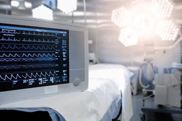 Beteg szív arány a monitoron, a műtét szobában. — Stock Fotó