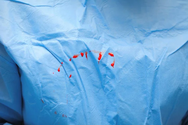 Kapky krve na list chirurgické roušky — Stock fotografie