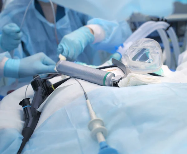 Trabajo de los médicos en la sala de cuidados intensivos — Foto de Stock