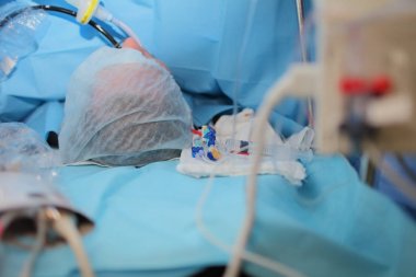 Hasta ameliyat sırasında masada