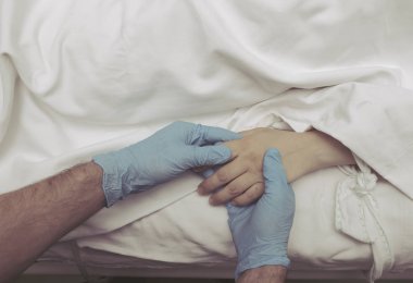 Doktor hasta ağrı hafifletilmesi