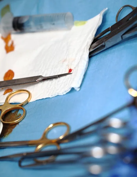 Herramientas quirúrgicas en la hoja de la cortina — Foto de Stock