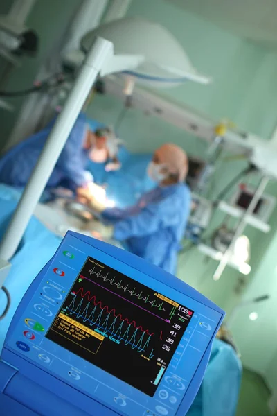 Monitoreo de la actividad cardíaca del paciente durante el procedimiento médico . — Foto de Stock
