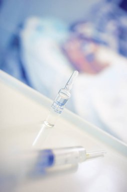 Hasta koğuşunda şırınga ile tıp