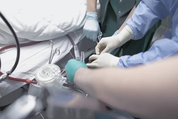 Cuidados dos doentes após cirurgia empreendidos por pessoal médico — Fotografia de Stock