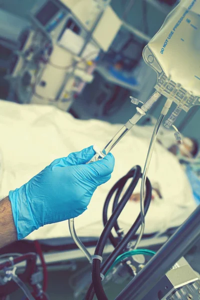 İntravenöz damla Vana tutan el