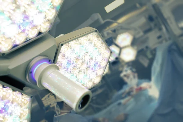 Хирургическая лампа на фоне хирургического процесса — стоковое фото