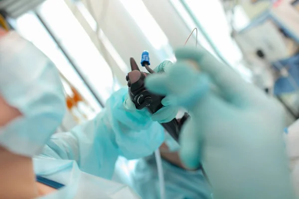 Lekarz prowadzi badanie endoskopowe — Zdjęcie stockowe