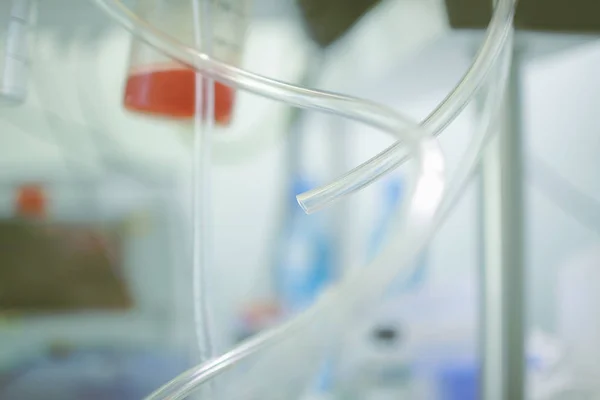 Tubo de plástico médico cortado en la sala —  Fotos de Stock