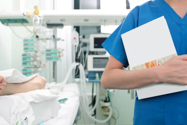 Trabajador médico sosteniendo libro de texto en la sala — Foto de Stock