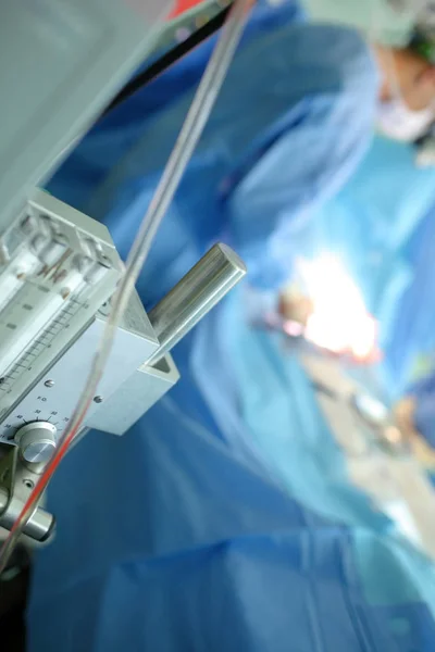 Equipo de gas en el fondo de la figura del médico —  Fotos de Stock