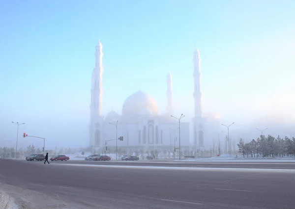 Φυμέ χειμώνα δρόμο γύρω από το Τζαμί — Φωτογραφία Αρχείου