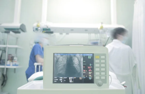 X-ray skanowania z płuc pacjenta w oddziale intensywnej terapii — Zdjęcie stockowe
