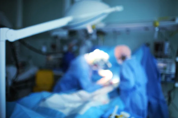 Chirurgická práce v nemocnici, rozostřený pozadí — Stock fotografie