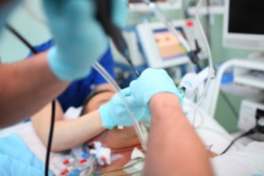 Endoskopi doktorlardan oluşan bir ekip tarafından destekli bakımda prosedürü,