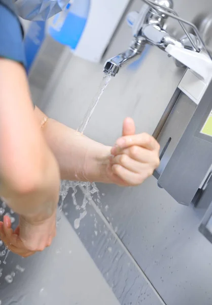 Doktor myje ruce před operací — Stock fotografie