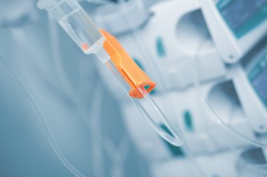 Hastane odasında tıbbi damla aygıt