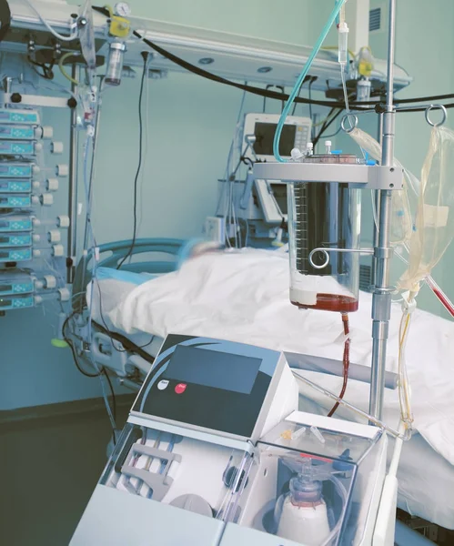 Сміттєві крові та інше обладнання у відділенні інтенсивної терапії — стокове фото