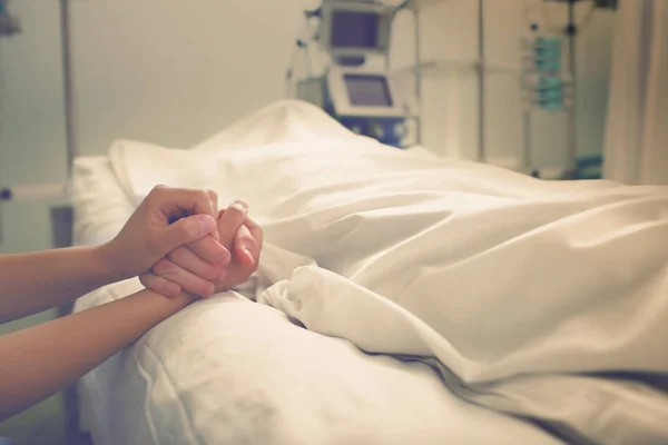 Žena truchlí nad její manžel, který zemřel v nemocnici — Stock fotografie