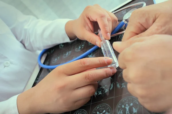 Kadın doktor hasta yeni ilaçla ilgili söyler. — Stok fotoğraf