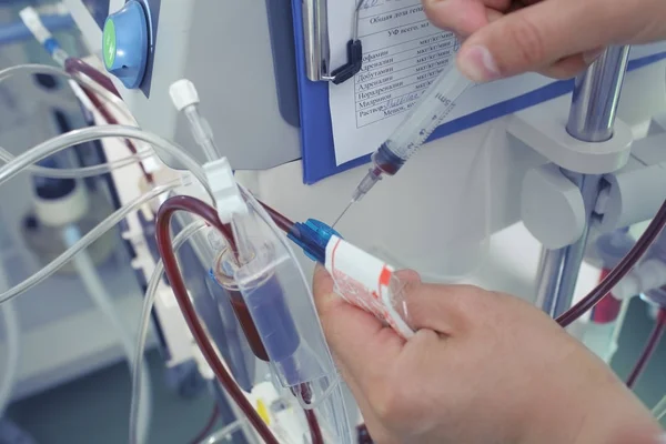 Arts neemt het bloedmonster van de dialyse-buizen — Stockfoto