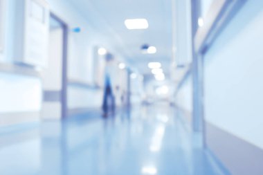 Parlak hastane lobisinde geri odaklanmamış erkek tıp doktoru
