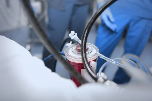 Кислородный генератор, заполненный кровью возле кровати пациента — стоковое фото