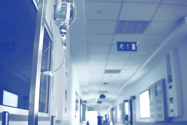 Intravenöses System im Krankenhausflur mit verschwommener Person a — Stockfoto