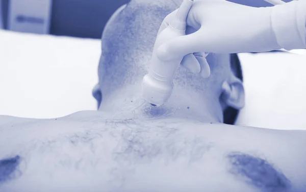 Orvos megvizsgálja a beteg nyakán ultrahang-vizsgálat során — Stock Fotó