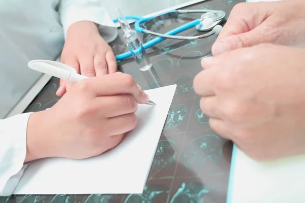 Doctor consulting patient in the office — Stock Photo, Image