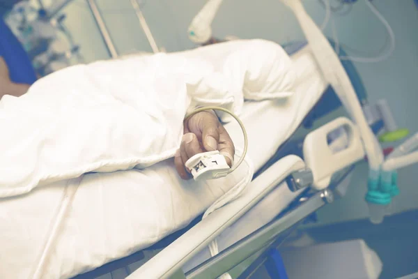 Life support of an old man in the ICU — Stock Photo, Image